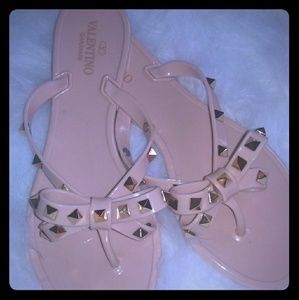 V studded bow flip flops